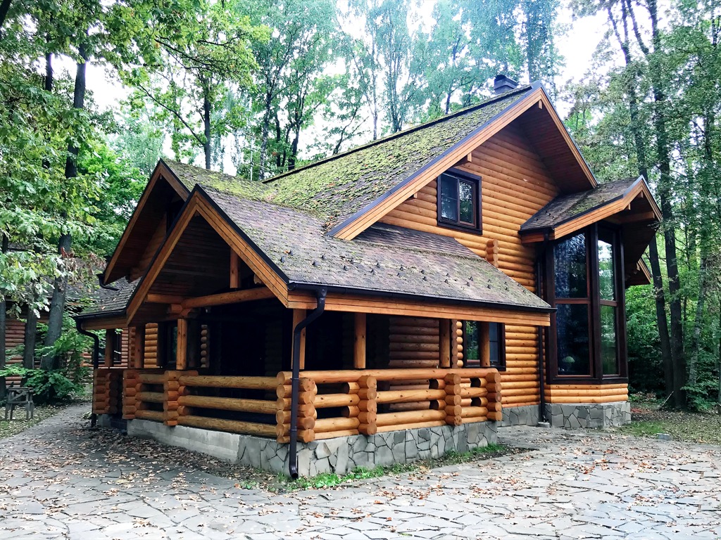 Деревянный дом из рубленного бревна с наружной и внутренней отделкой под ключ