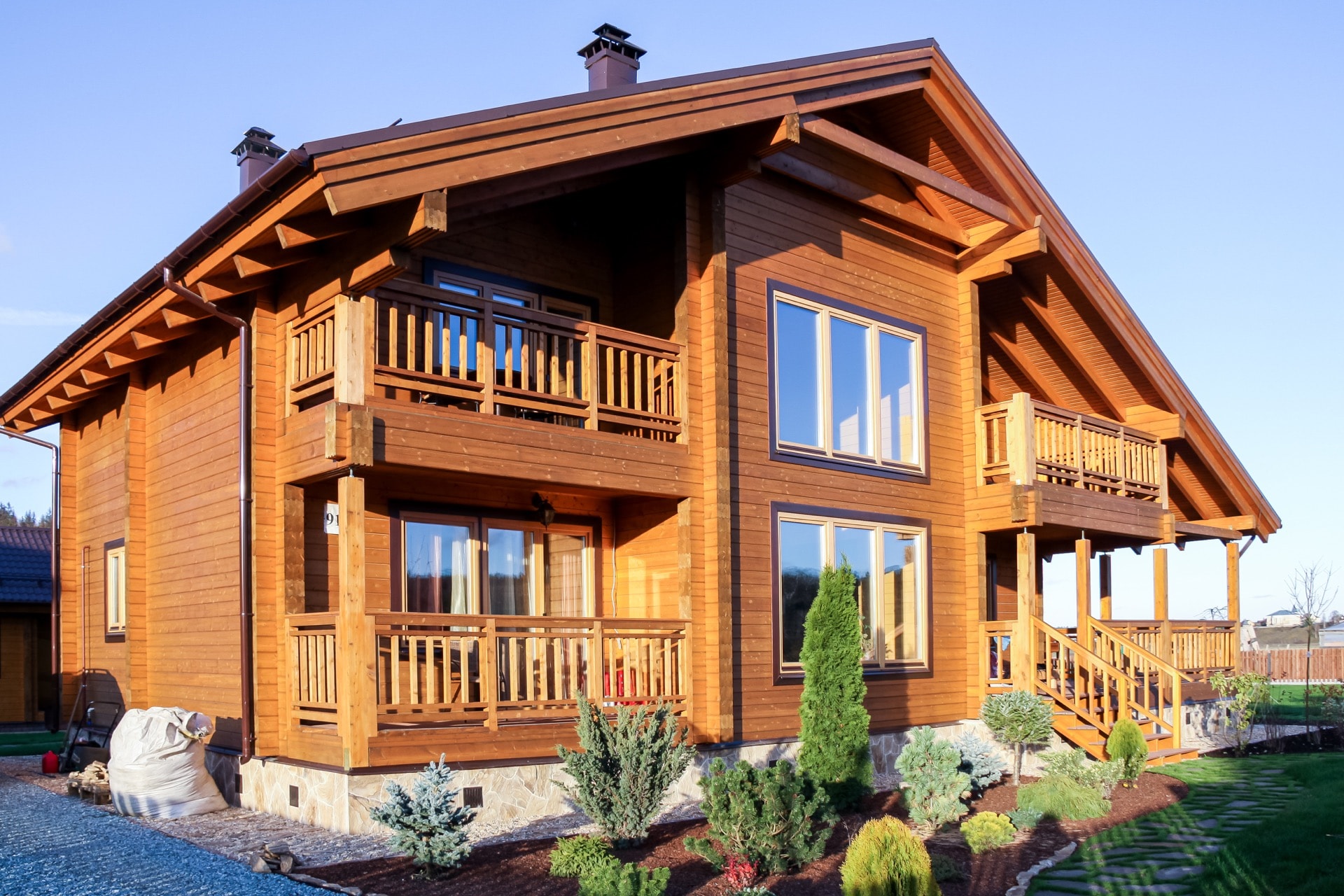 Фасад двухэтажного деревянного дома из клееного бруса 200 мм